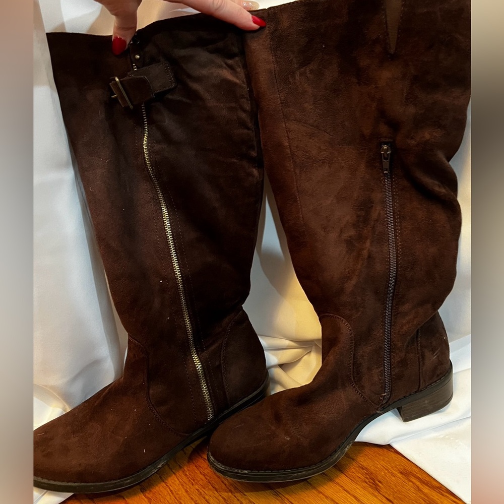Knee boot wide calf brown suede